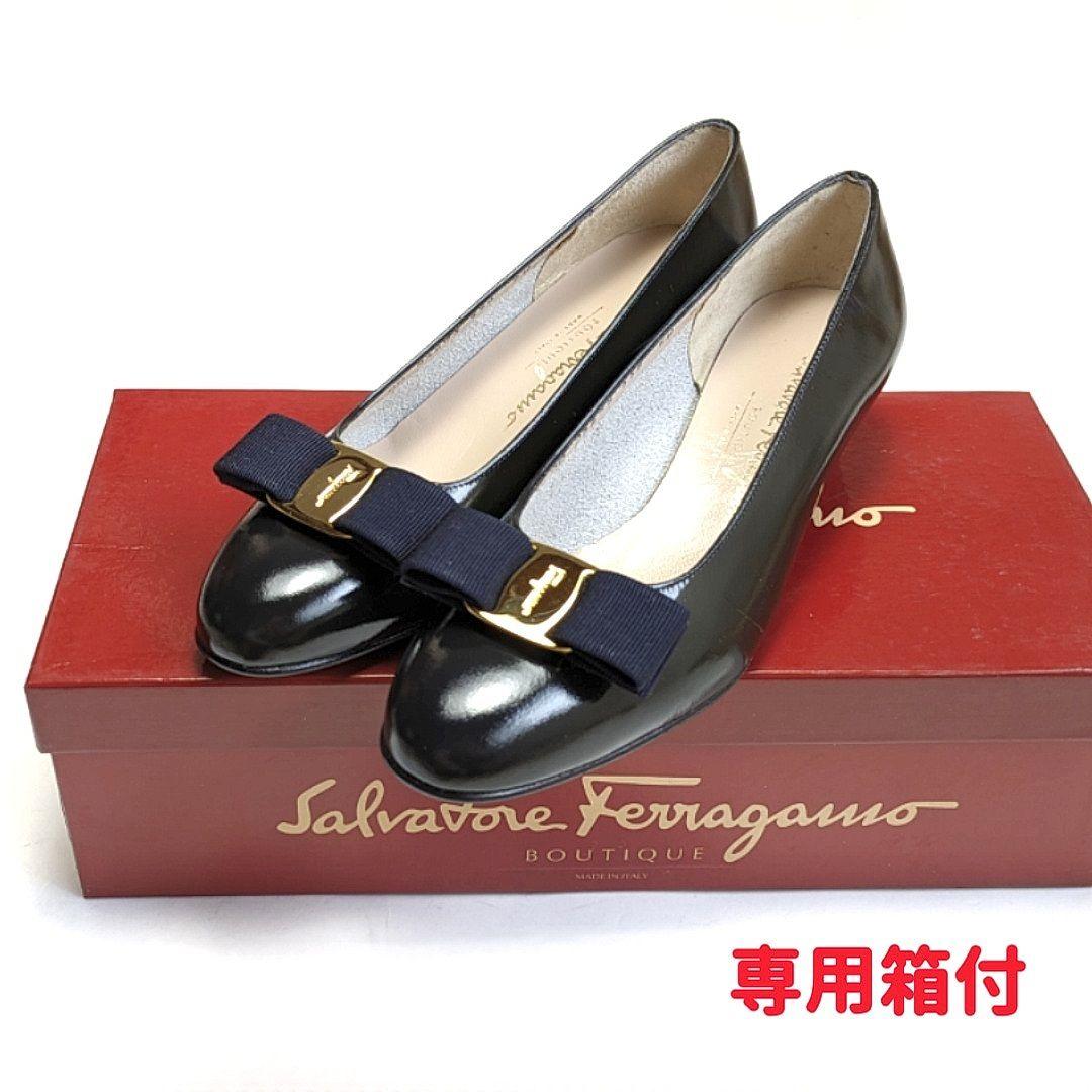 新品そっくりさん⭐フェラガモFerragamoヴァラVARA深緑パテント5.5C