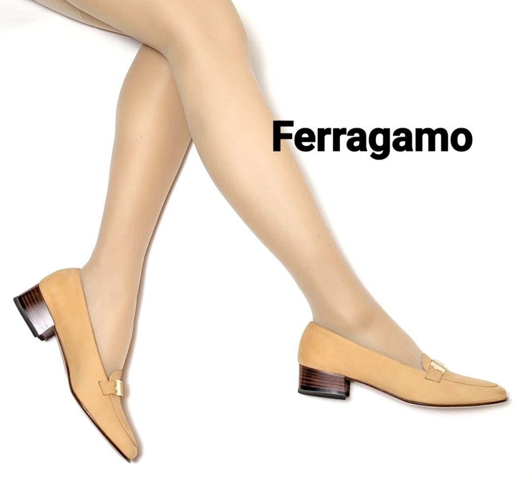 未使用さん⭐フェラガモFerragamoミニヴァラ ヌバック ライトブラウン7C