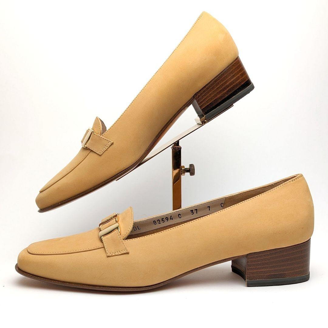 未使用さん⭐フェラガモFerragamoミニヴァラ ヌバック ライトブラウン7C