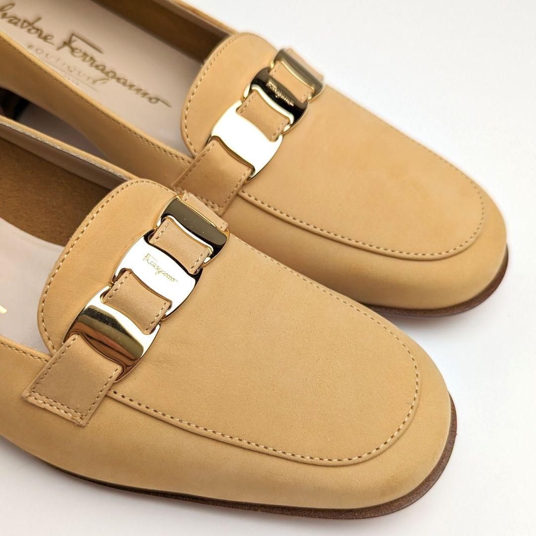 未使用さん⭐フェラガモFerragamoミニヴァラ ヌバック ライトブラウン7C