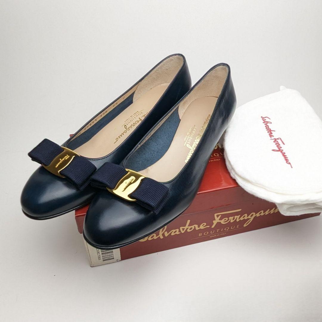 未使用さん♥フェラガモFerragamo ヴァラパンプス6.5C ネイビー