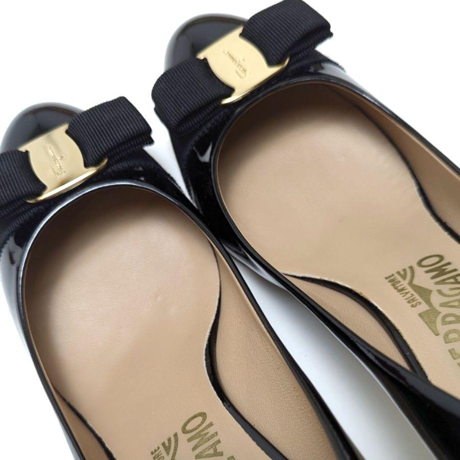 新品そっくりさん⭐フェラガモFerragamo カルラ 黒 パテント 8D 黒