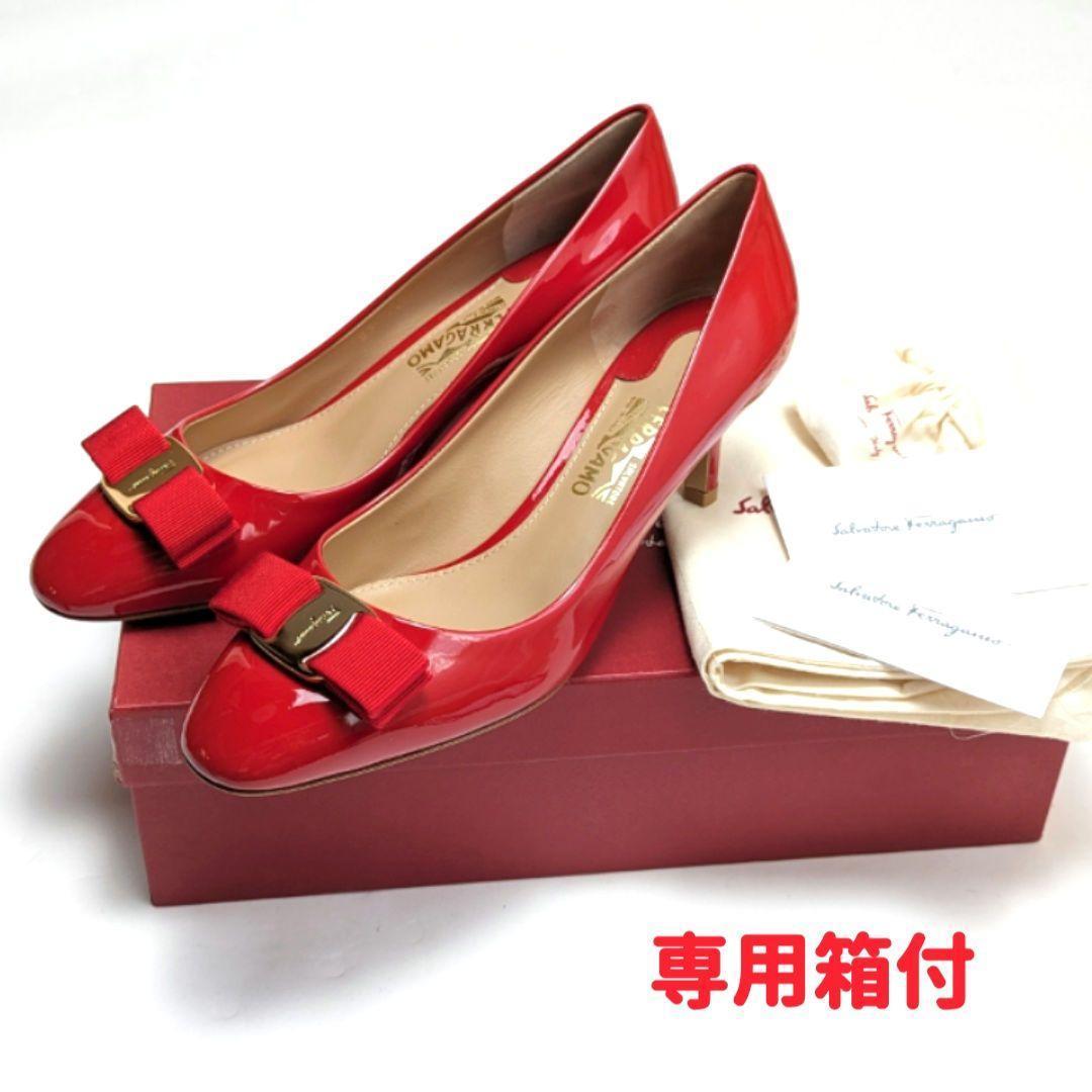 未使用さん♥フェラガモFerragamo ヴァラ パテントパンプス7.5Cレッド