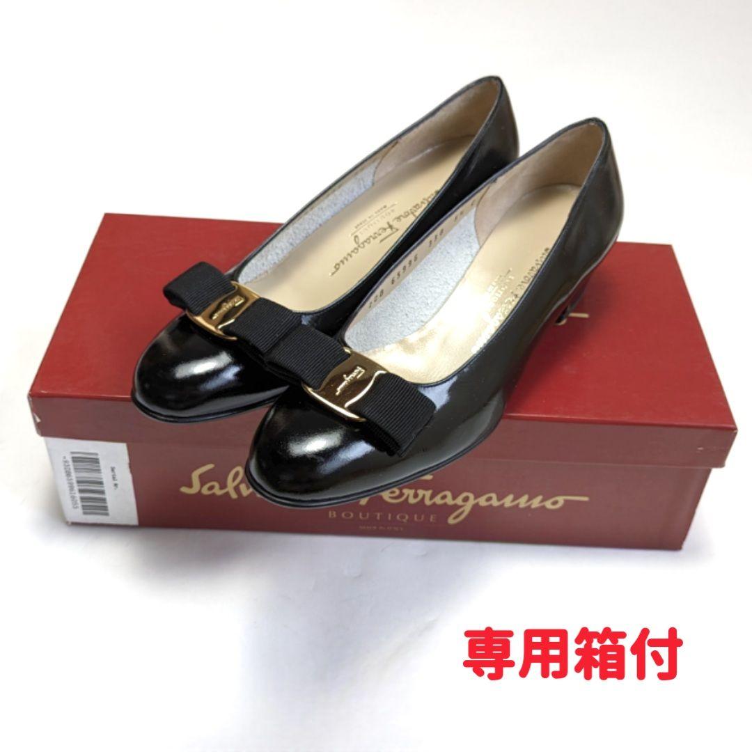 未使用さん♥フェラガモFerragamo ヴァラVARA 黒 パテント5.5C