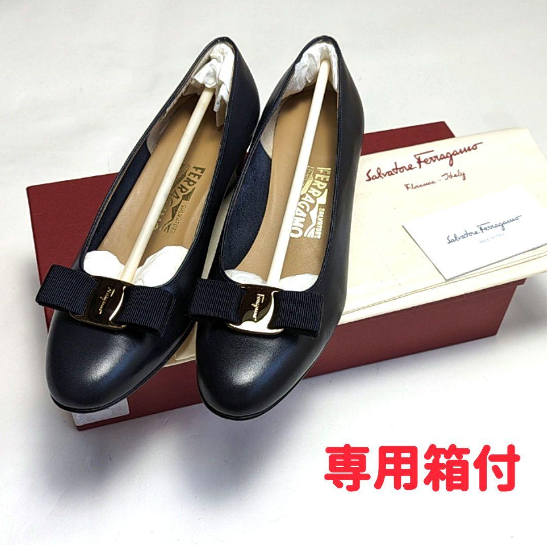 新品そっくりさん⭐フェラガモFerragamoヴァラ パンプス 7.5Cネイビー