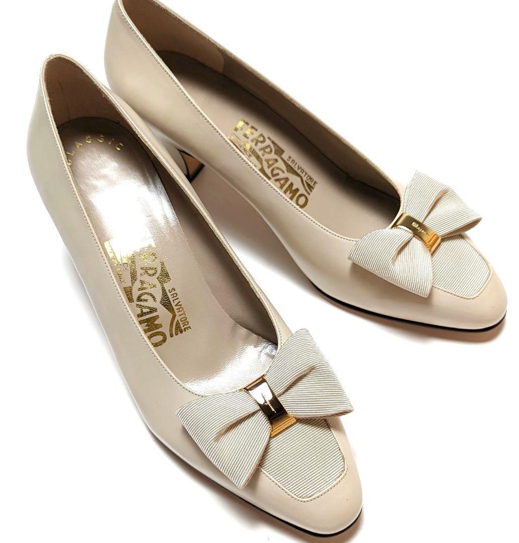 未使用さん♥フェラガモFerragamo リボンパンプス 6.5D ホワイト