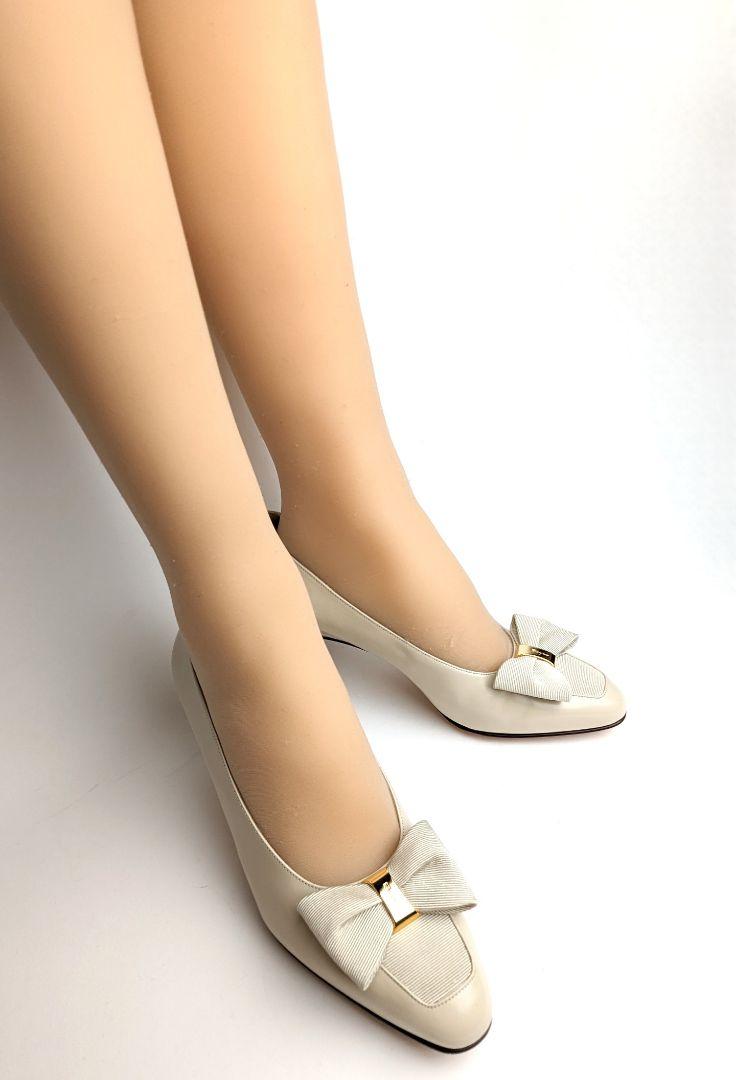 未使用さん♥フェラガモFerragamo リボンパンプス 6.5D ホワイト