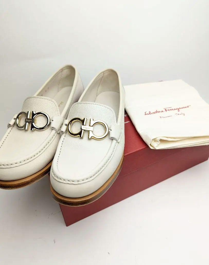 ピカピカ新品仕上⭐フェラガモFerragamo ガンチー二ローファー約23.5白