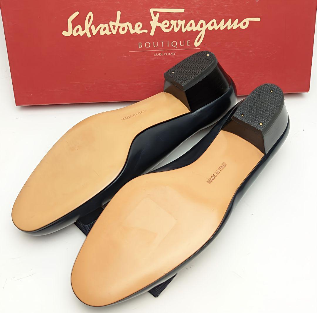 未使用美品♥フェラガモFerragamo ヴァラパンプス5 1/2C ネイビー