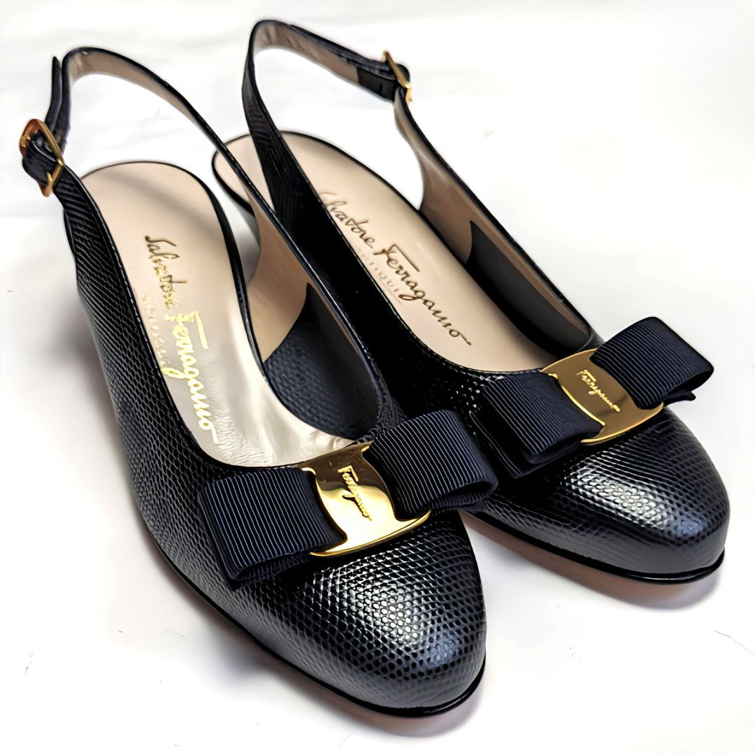 未使用さん♥フェラガモFerragamoヴァラ　バックストラップ6.5Cネイビー