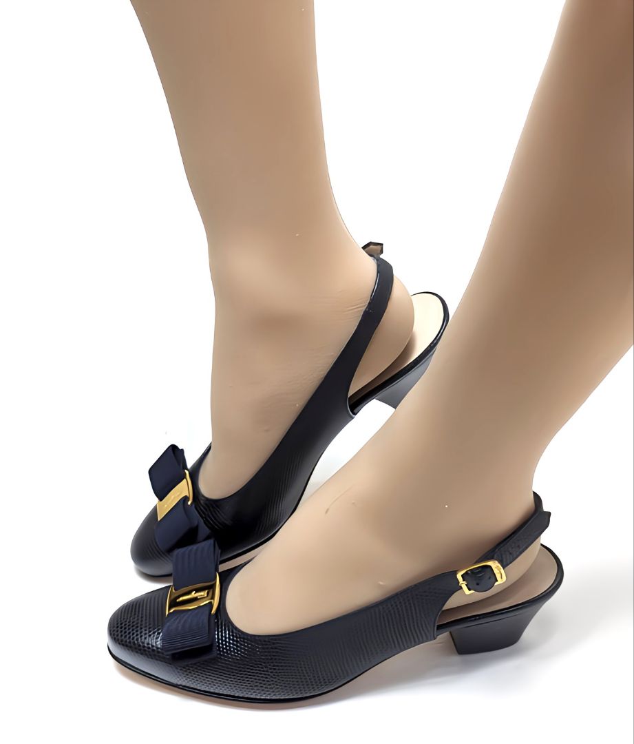 未使用さん♥フェラガモFerragamoヴァラ　バックストラップ6.5Cネイビー