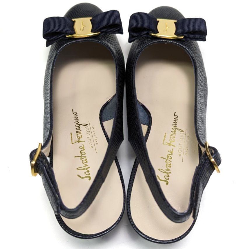 未使用さん♥フェラガモFerragamoヴァラ　バックストラップ6.5Cネイビー