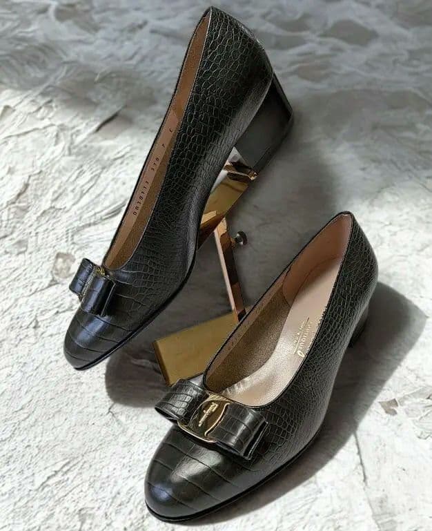 未使用同様♥フェラガモ　Ferragamo　ヴァラ　パンプス　モスグリーン　約24
