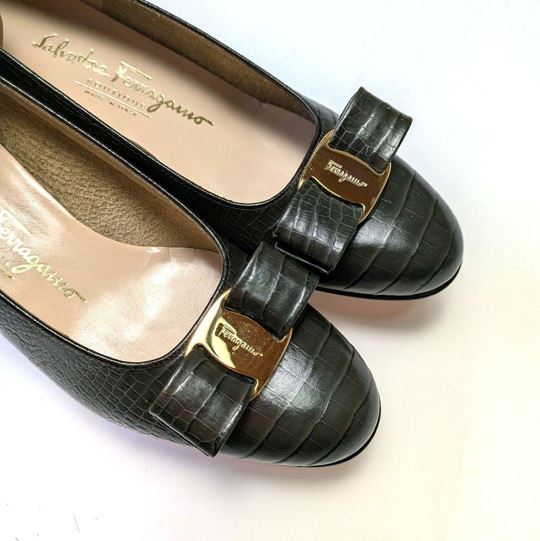 未使用同様♥フェラガモ　Ferragamo　ヴァラ　パンプス　モスグリーン　約24
