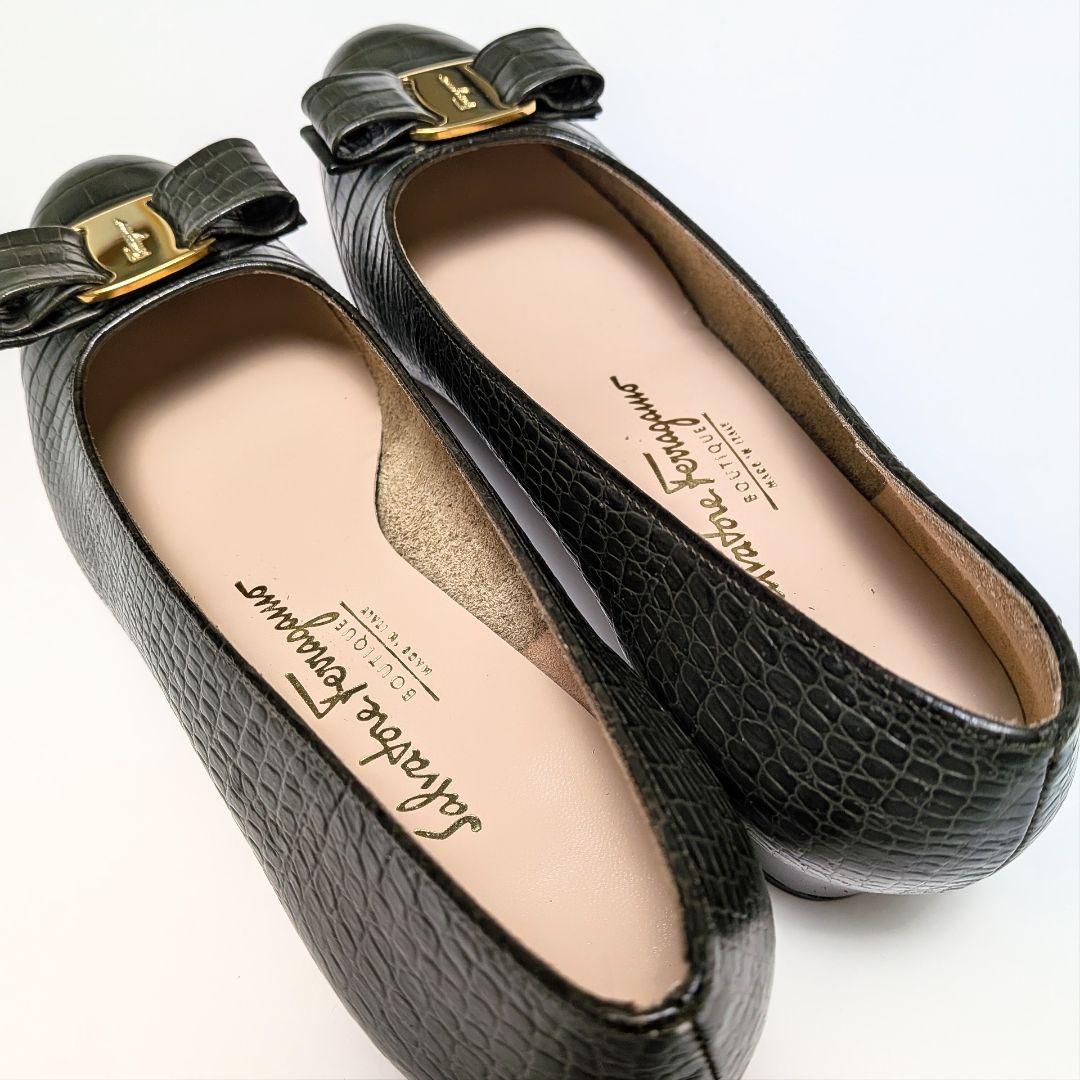 未使用同様♥フェラガモ　Ferragamo　ヴァラ　パンプス　モスグリーン　約24
