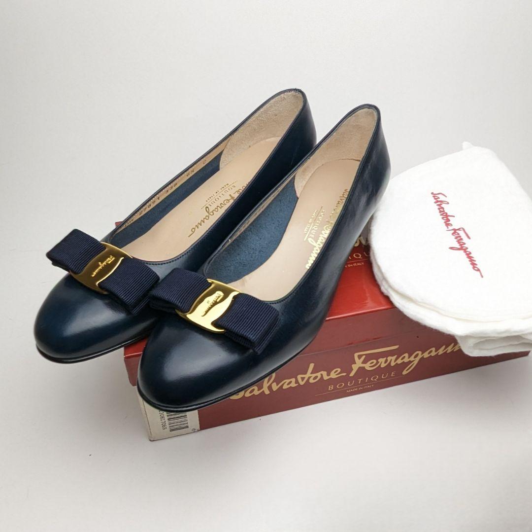 未使用さん♥フェラガモFerragamo 　ヴァラパンプス6.5C ネイビー