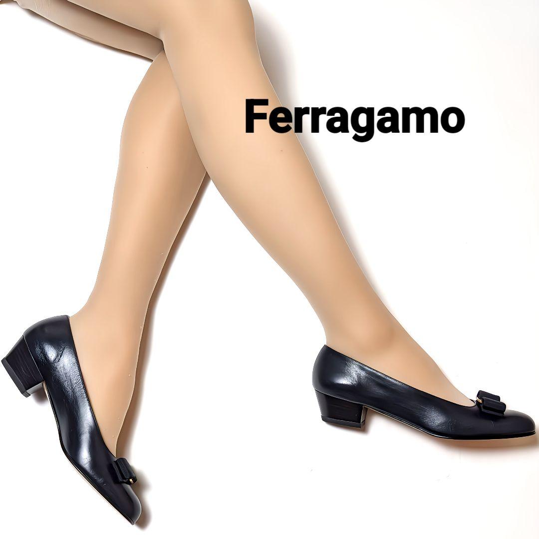 未使用さん♥フェラガモFerragamo 　ヴァラパンプス6.5C ネイビー