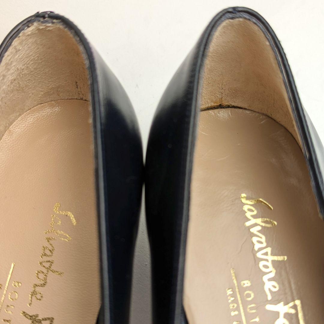 未使用さん♥フェラガモFerragamo 　ヴァラパンプス6.5C ネイビー