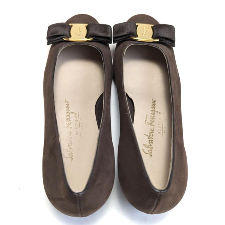 未使用さん♥フェラガモFerragamoヴァラ　ヌバック　パンプス　5.5C