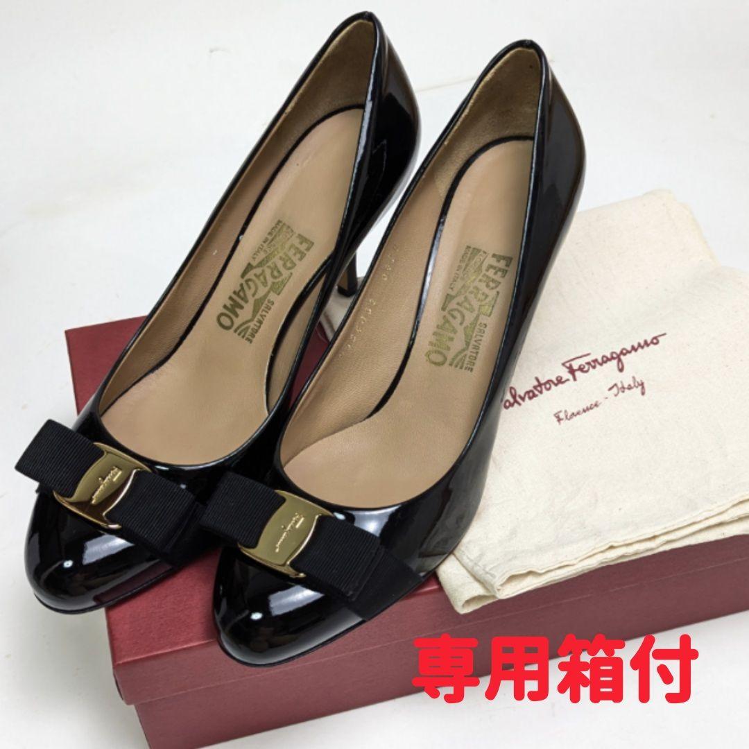 新品そっくりさん⭐フェラガモFerragamo　カルラ　黒　パテント 8D　黒