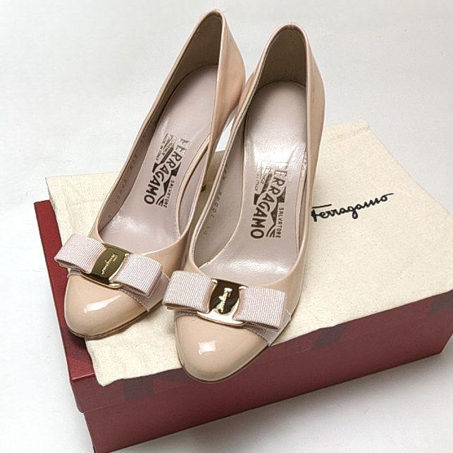 新品そっくりさん⭐フェラガモFerragamo　カルラ　パテントパンプス5.5C