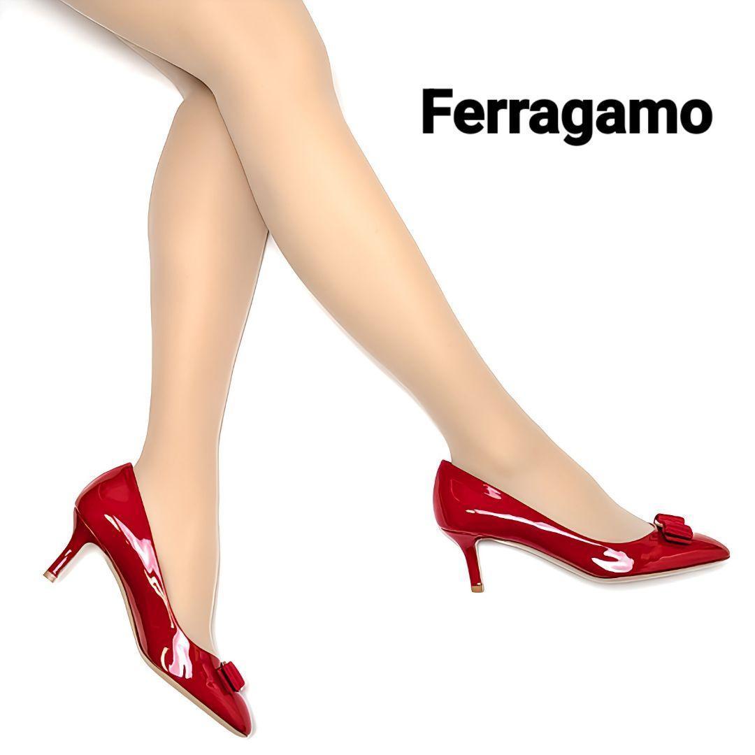 未使用さん♥フェラガモFerragamo　ヴァラ　パテントパンプス7.5Cレッド