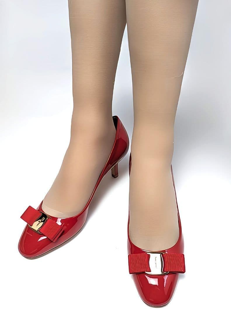 未使用さん♥フェラガモFerragamo　ヴァラ　パテントパンプス7.5Cレッド