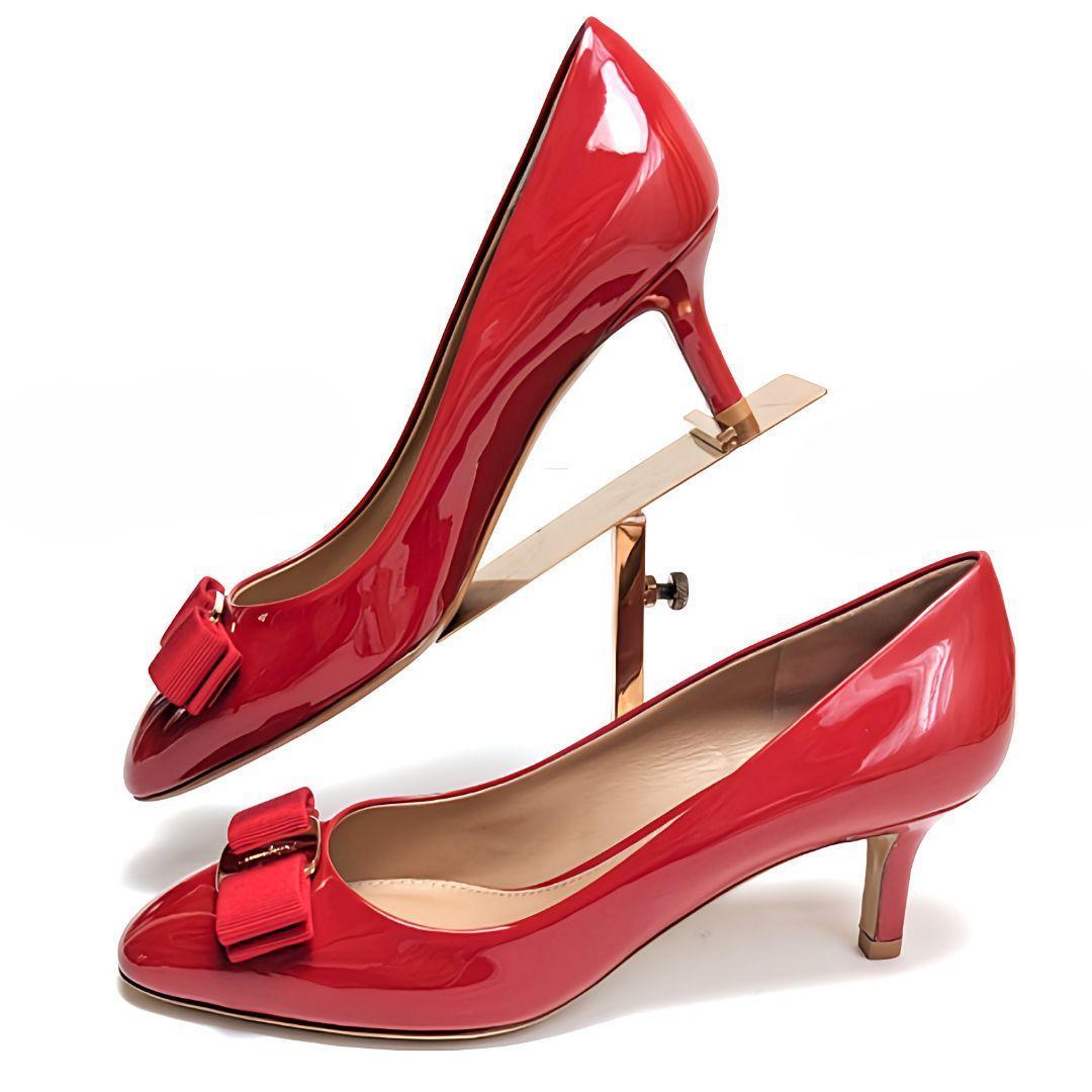 未使用さん♥フェラガモFerragamo　ヴァラ　パテントパンプス7.5Cレッド