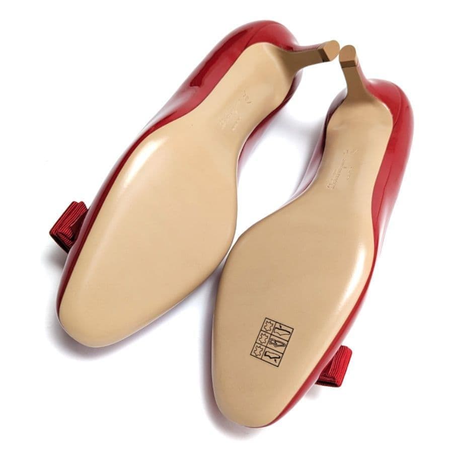 未使用さん♥フェラガモFerragamo　ヴァラ　パテントパンプス7.5Cレッド