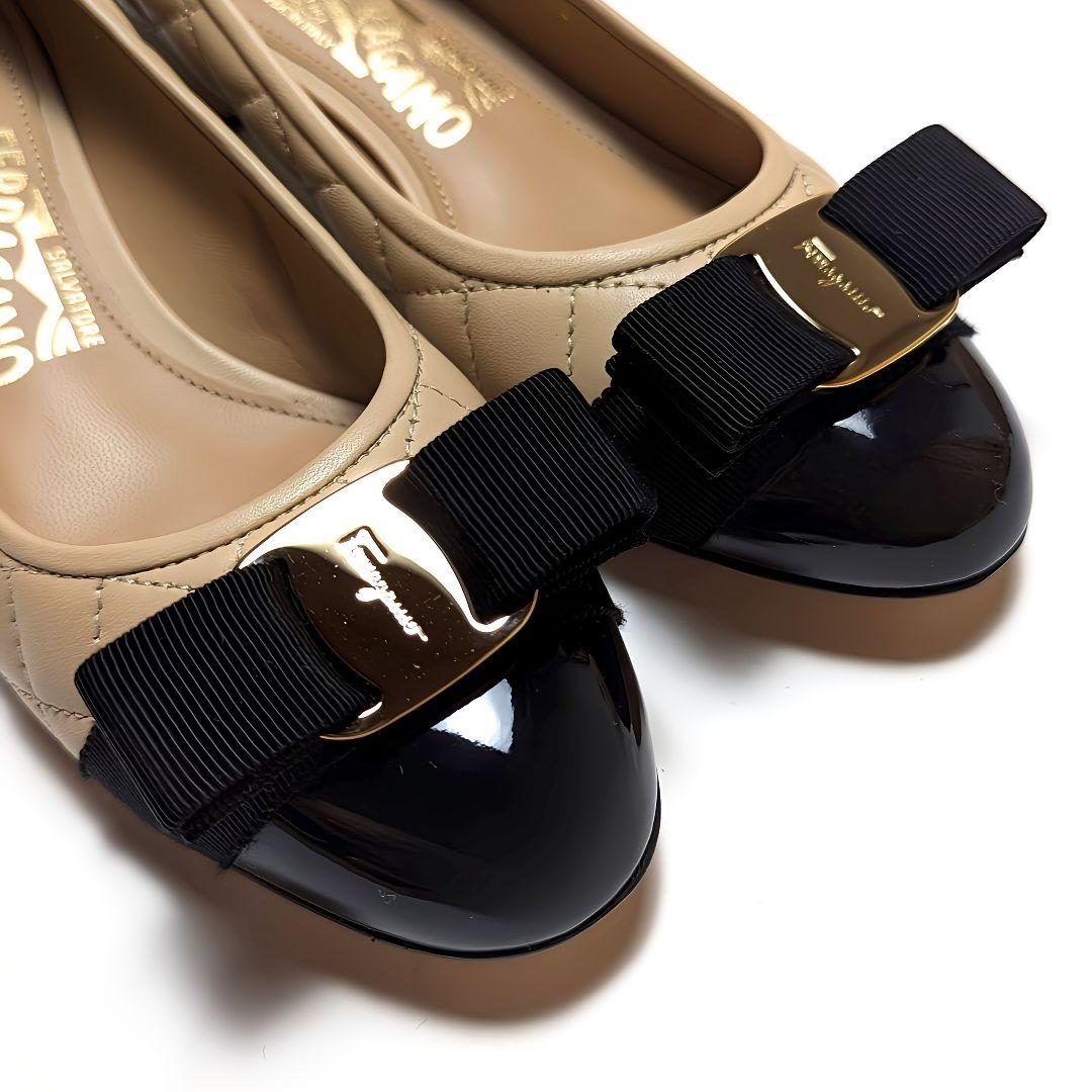 未使用さん♥フェラガモFerragamoヴァラ バックストラップ6.5Cネイビー-