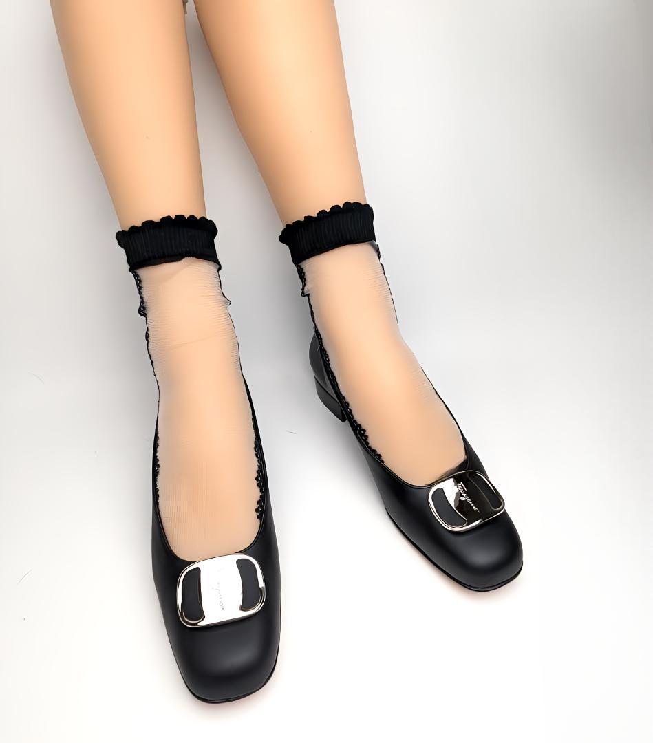 未使用さん♥フェラガモFerragamo ロゴプレートパンプス5.5C