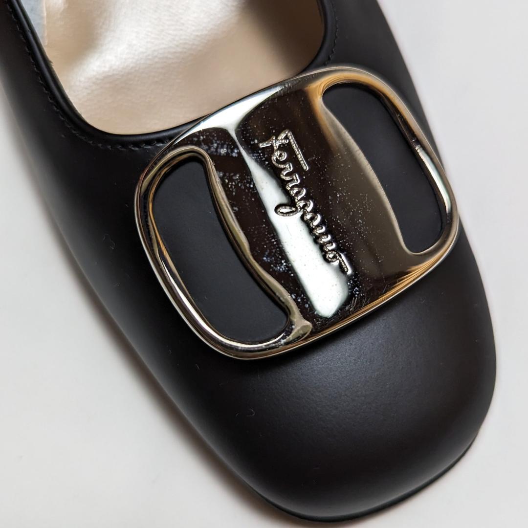 未使用さん♥フェラガモFerragamo ロゴプレートパンプス5.5C